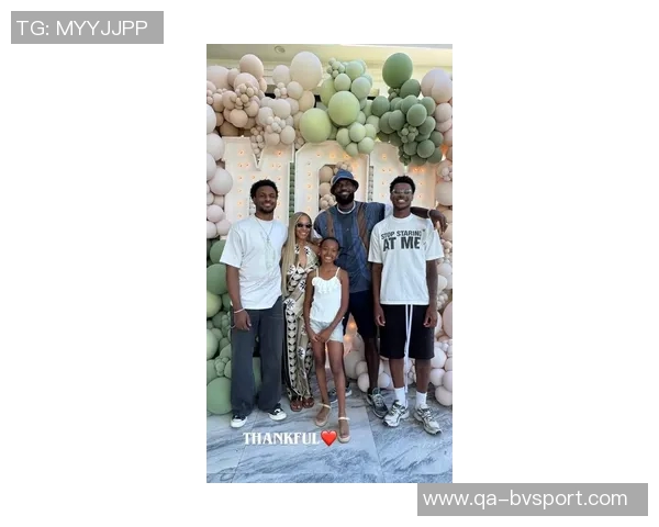 老父亲的骄傲詹姆斯分享多张身穿儿子布莱斯球衣观赛的温馨瞬间